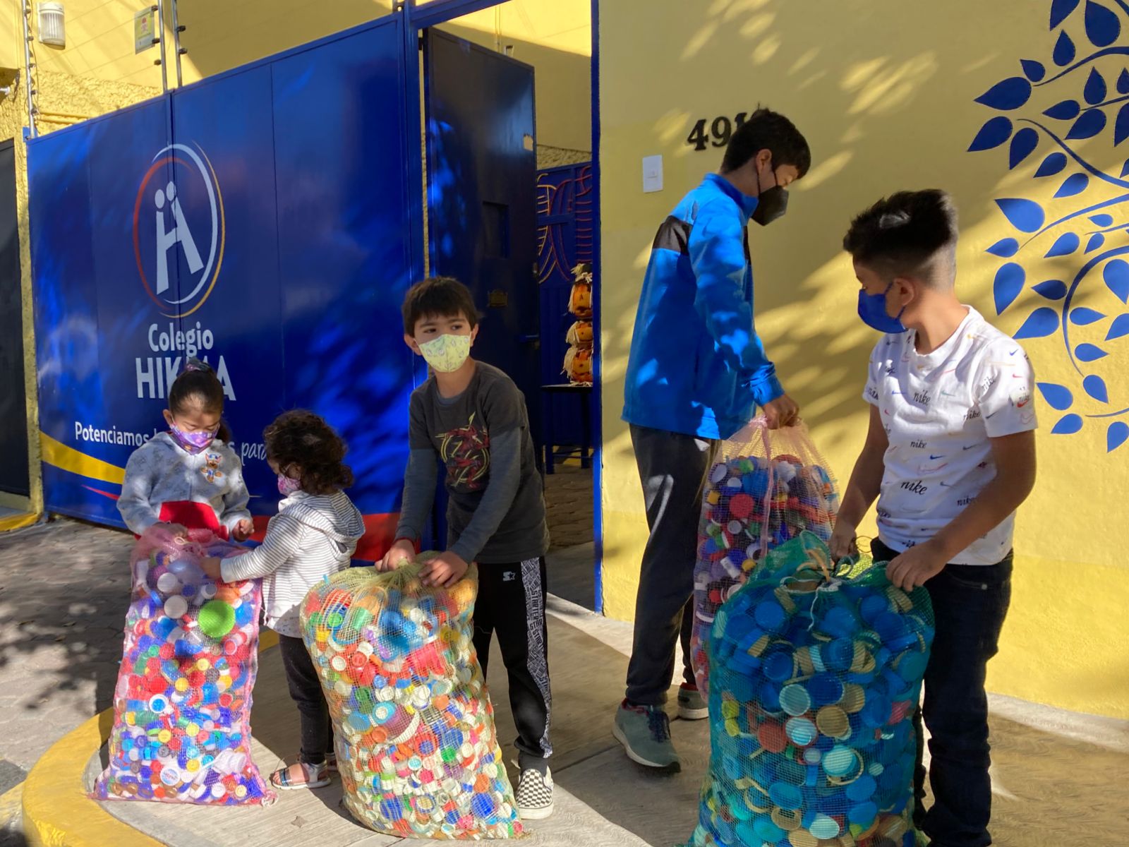 Alumnos de preescolar, primaria y secundaria de Colegio Hikma entregan material reciclado al Banco de Tapitas 